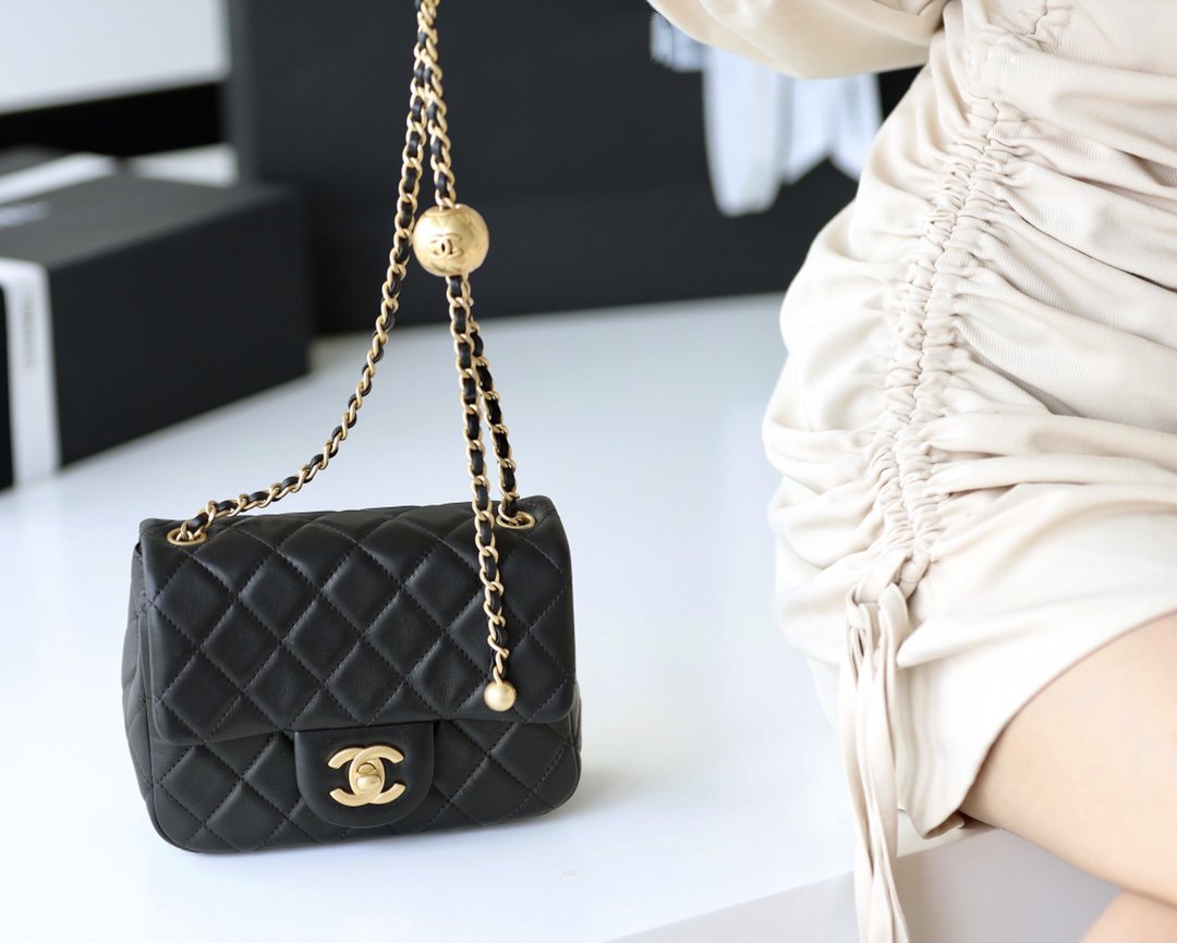 FLAP BAG 17CM GOLD HARDWARE BLACK LAMBSKIN