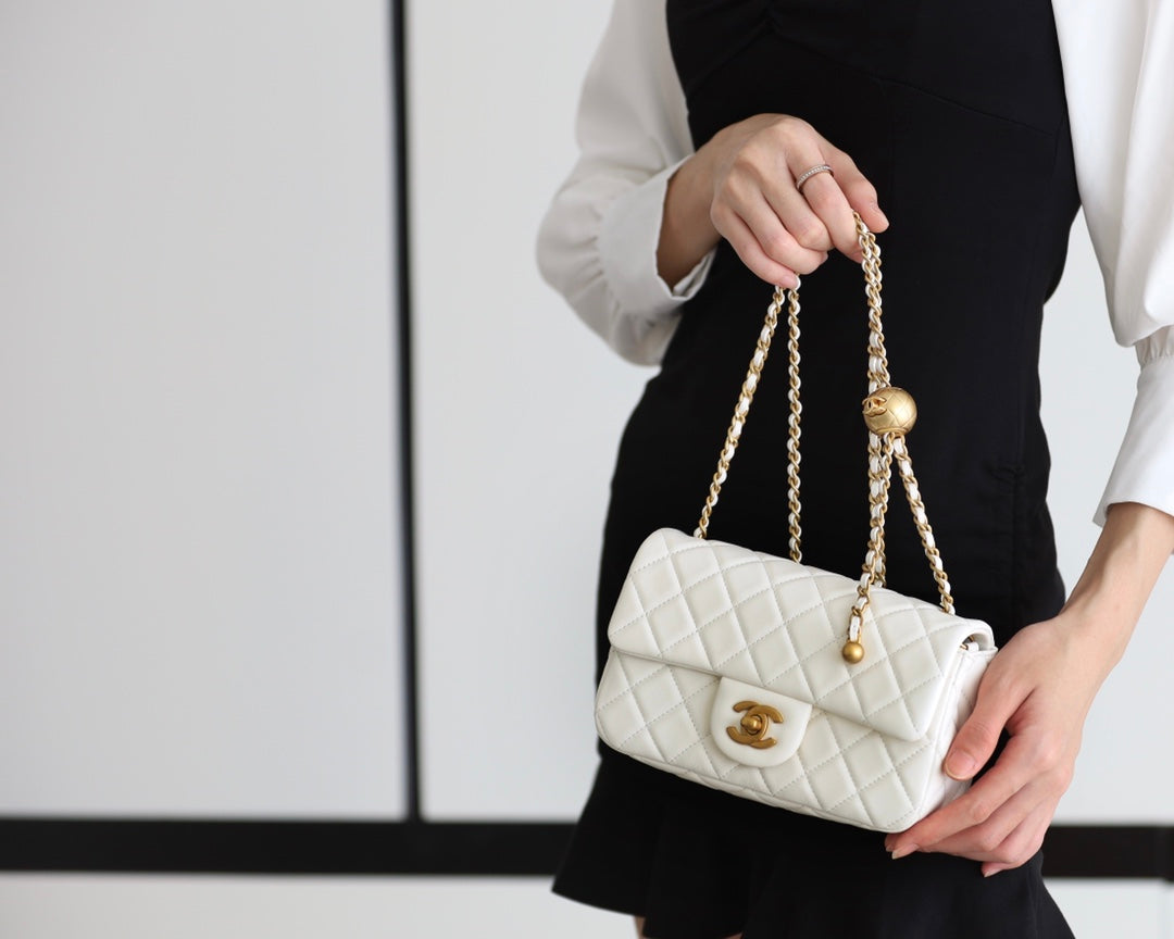 FLAP BAG 20CM WHITE LAMBSKIN GOLD HARDWARE