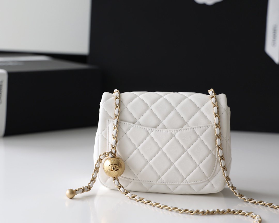 FLAP BAG 17CM WHITE LAMBSKIN GOLD HARDWARE