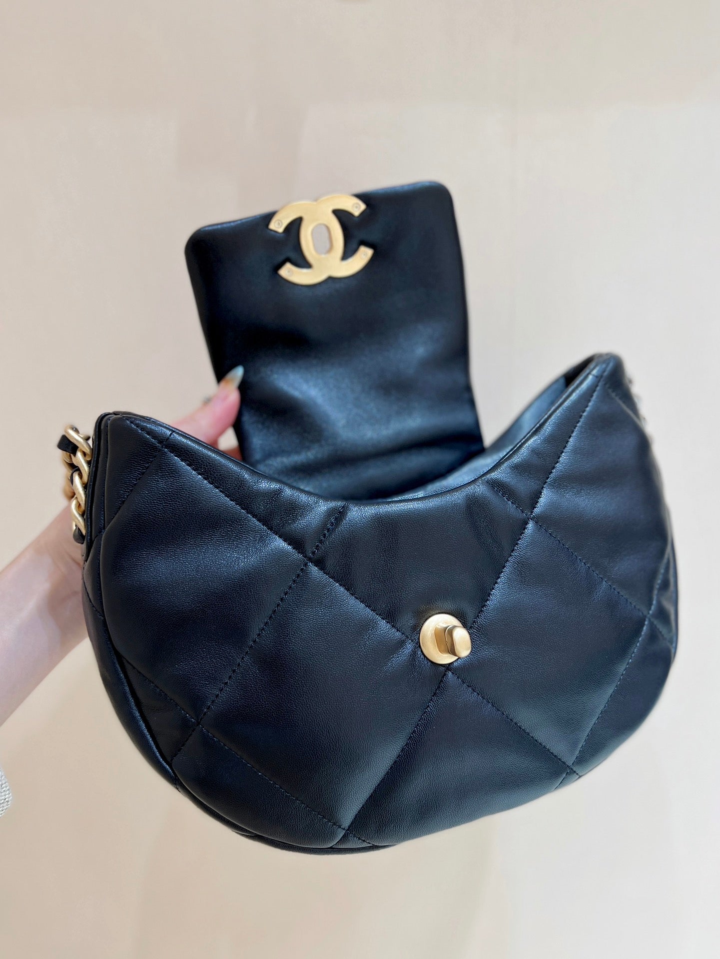 CC 19 HOBO BAG 29CM BLACK GOATSKIN GOLD HARDWARE