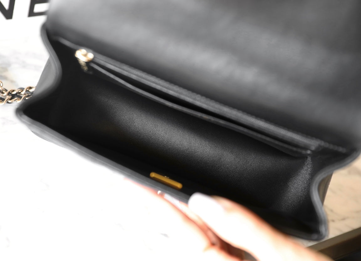 FLAP BAG 23 BLACK LAMBSKIN GOLD HARDWARE TOPHAND