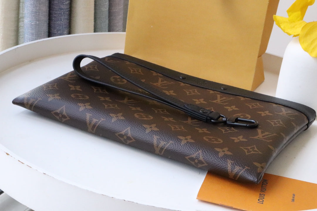 POCHETTE TO GO 30 MONOGRAM CANVAS