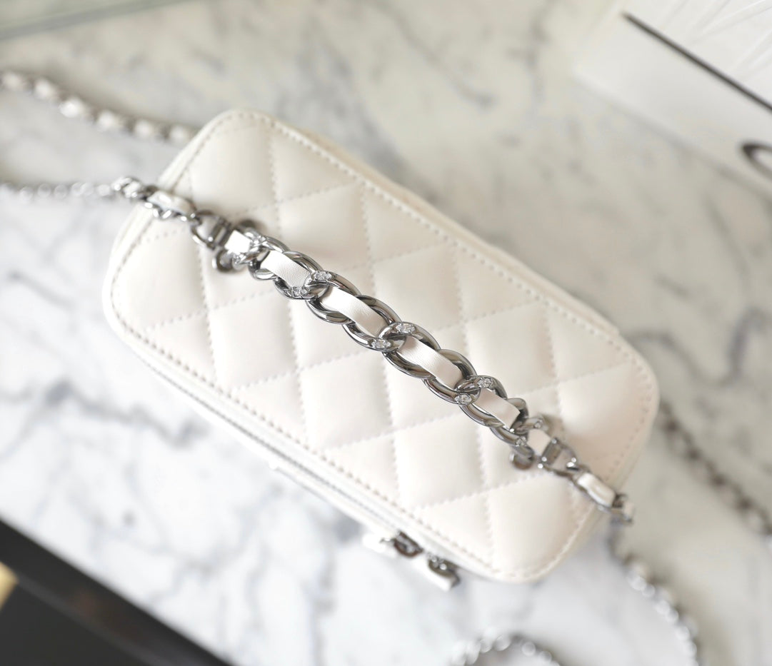 CC VANITY CASE 17 WHITE LAMBSKIN SILVER HARDWARE