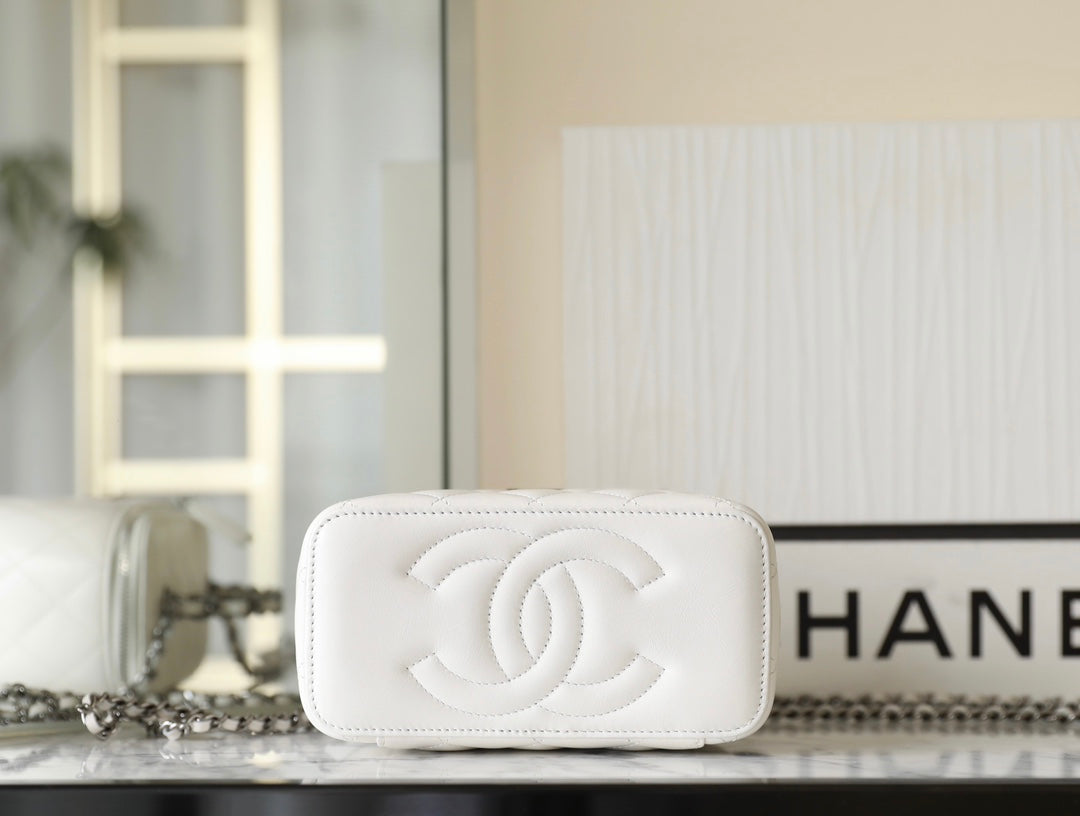 CC VANITY CASE 17 WHITE LAMBSKIN SILVER HARDWARE