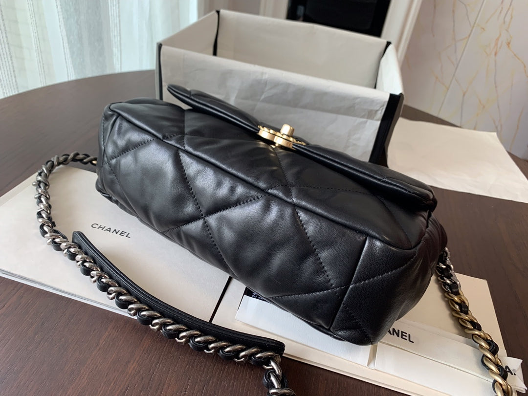 19 FLAP BAG 30 BLACK GOATSKIN GOLD HARDWARE