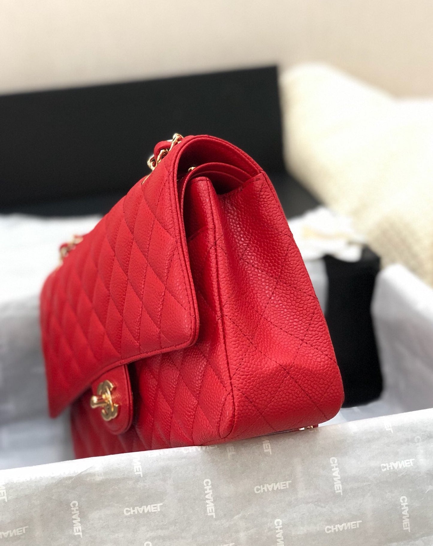 FLAP BAG MEDIUM 25CM RED CAVIAR GOLD HARDWARE