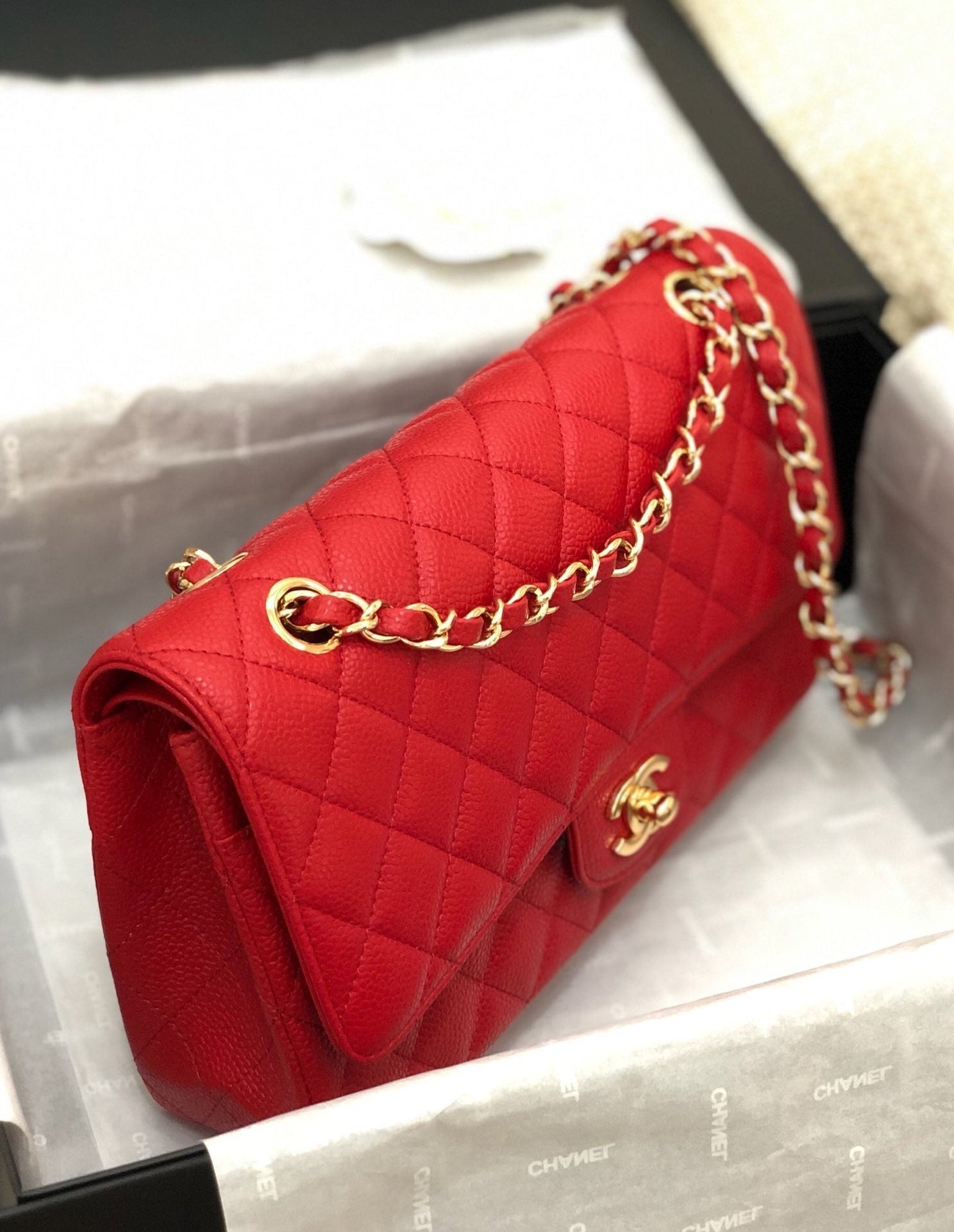 FLAP BAG MEDIUM 25CM RED CAVIAR GOLD HARDWARE