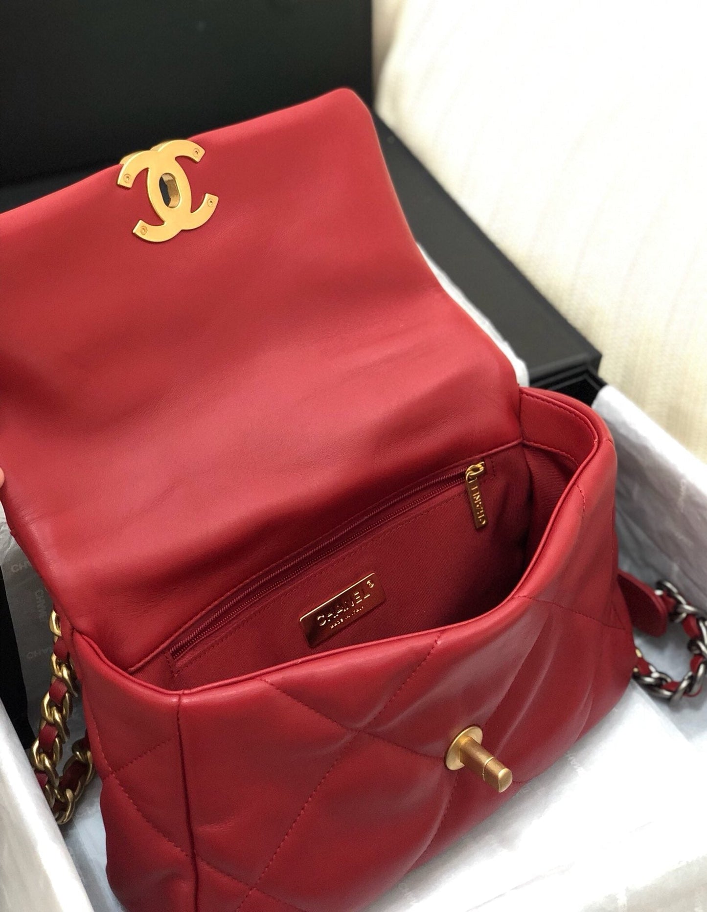 19 FLAP BAG 26 RED LAMBSKIN GOLD HARDWARE