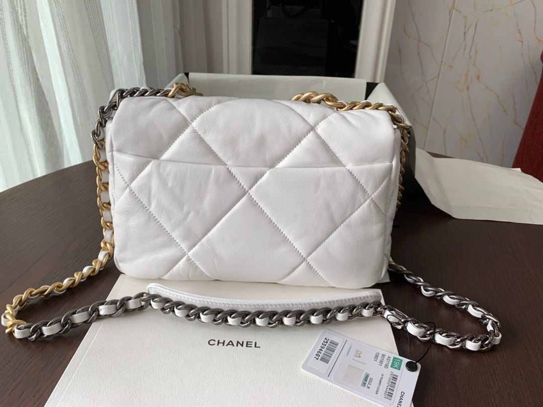 19 FLAP BAG 30 WHITE GOATSKIN