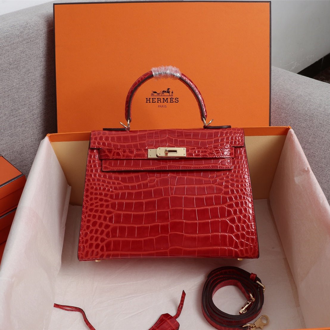 HM KELLY BAG 28 ALLIGATOR MOTIF RED CALFSKIN