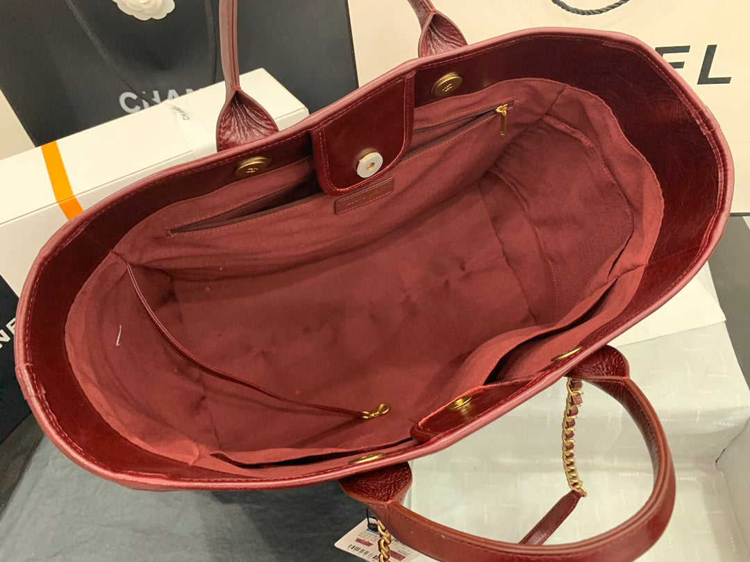 CC LARGE 40 TOTE IN JAM RED GLOSSY CALFSKIN GOLD HARDWARE