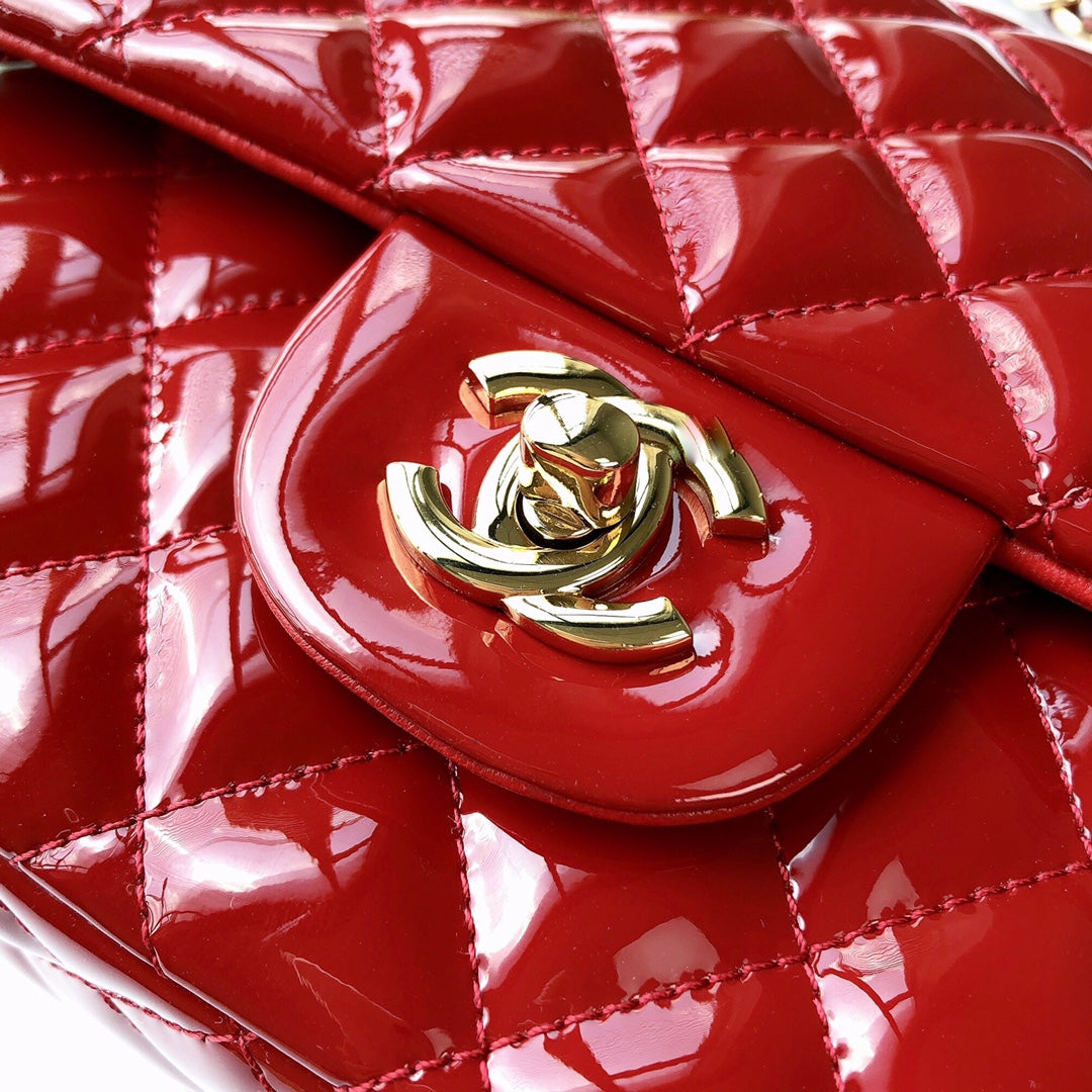 FLAP BAG MEDIUM 25CM RED PATENT CALFSKIN GOLD HARDWARE