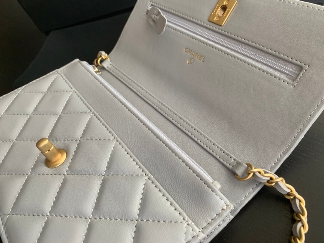 CLASSIC WOC 19CM WHITE LAMBSKIN GOLD HARDWARE