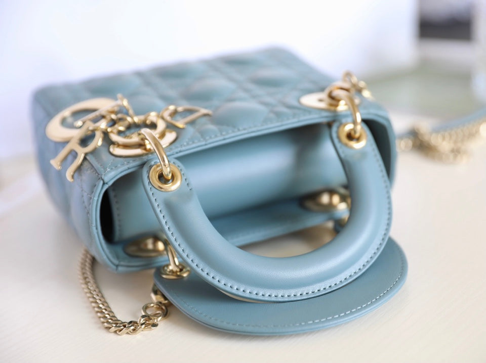 LADY 17 IN SKY BLUE LAMBSKIN WITH CANNAGE PATTERN