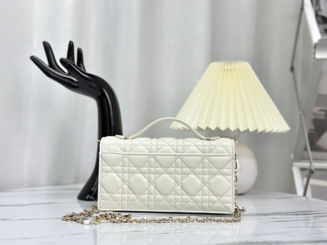 LADY 21 CHAIN BAG IN WHITE LAMBSKIN