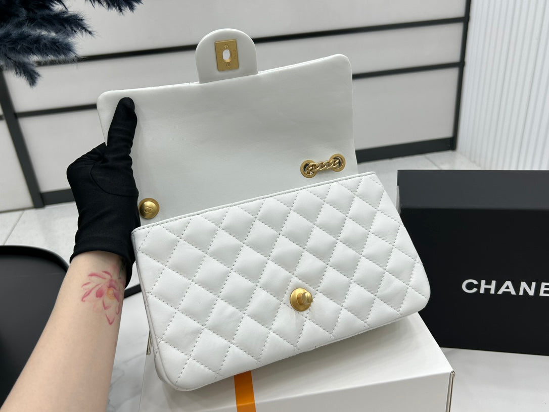 CC SMALL 23 FLAP BAG IN WHITE CALFSKIN GOLD HARDWARE