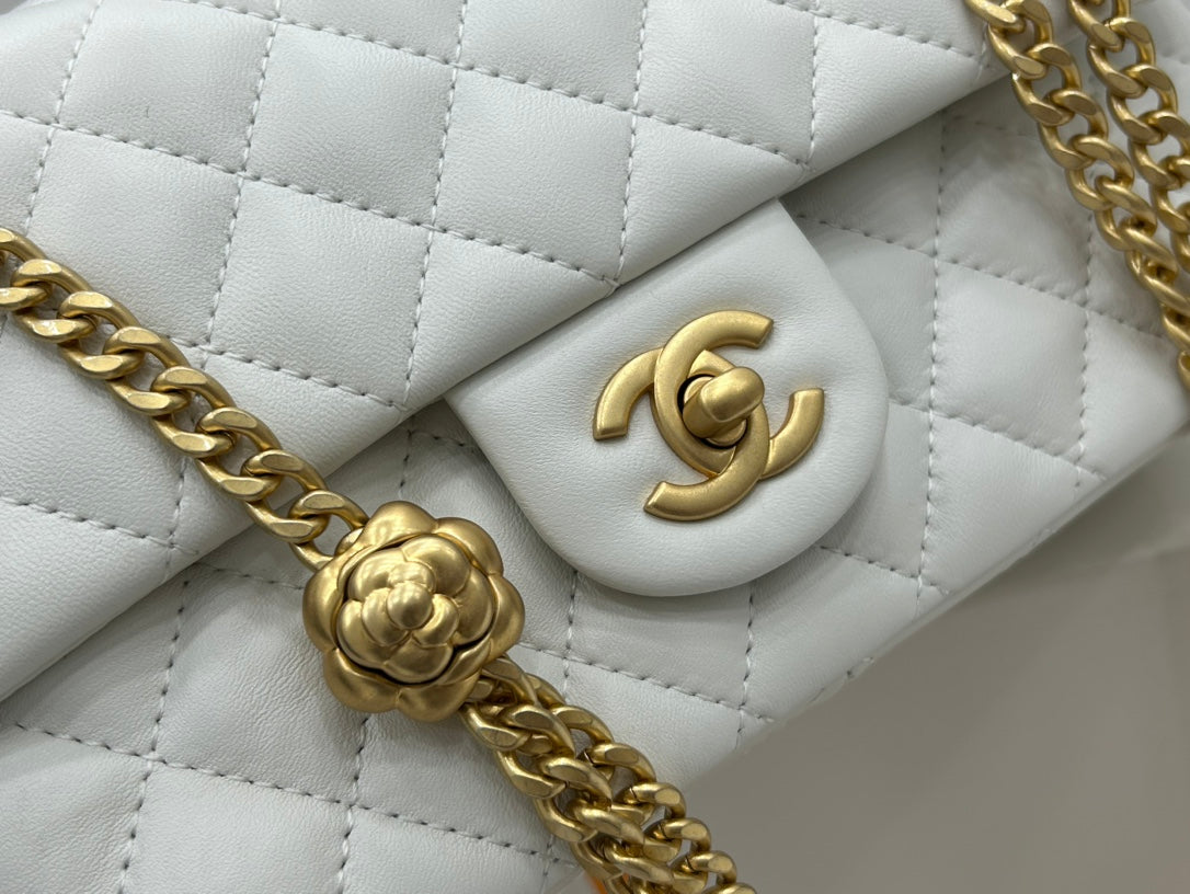 CC SMALL 23 FLAP BAG IN WHITE CALFSKIN GOLD HARDWARE