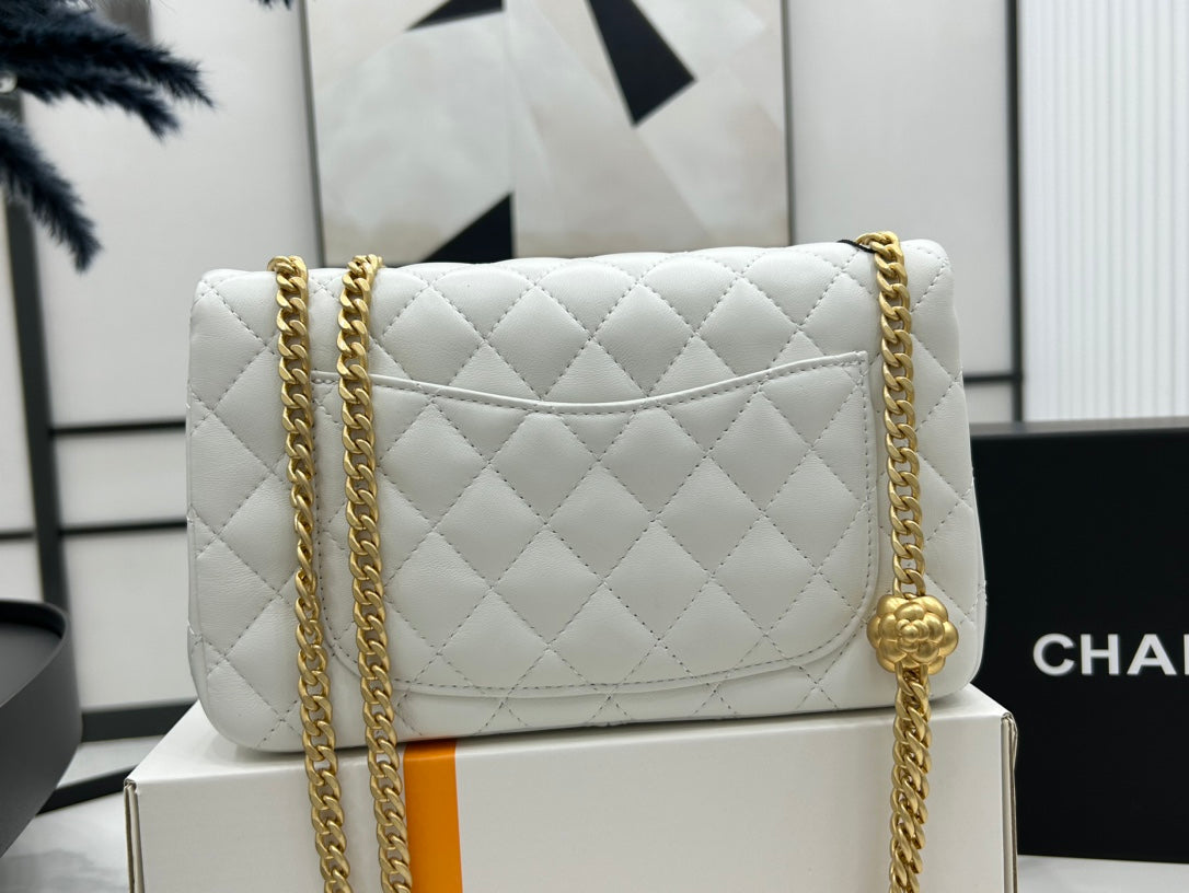 CC SMALL 23 FLAP BAG IN WHITE CALFSKIN GOLD HARDWARE