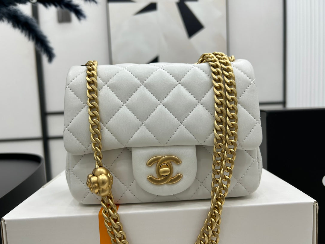 CC SMALL 17 FLAP BAG IN WHITE CALFSKIN GOLD HARDWARE