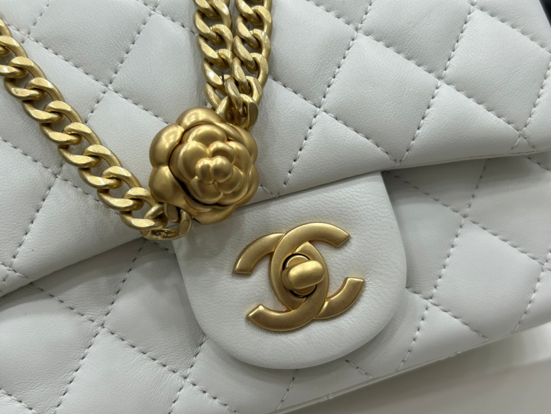 CC SMALL 17 FLAP BAG IN WHITE CALFSKIN GOLD HARDWARE