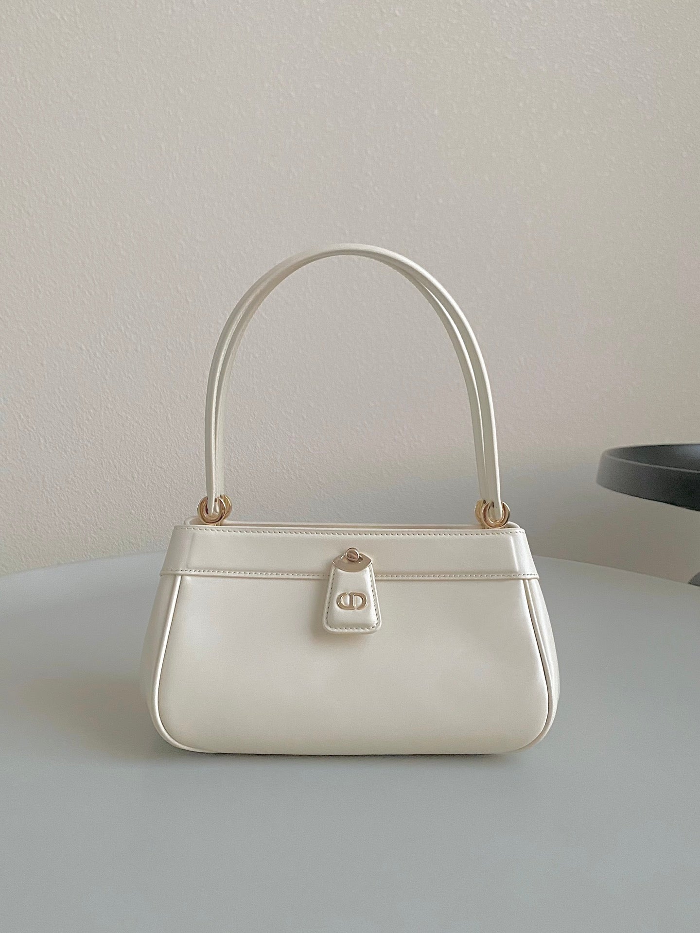 MEDIUM 22 KEY HANDBAG IN WHITE CALFSKIN