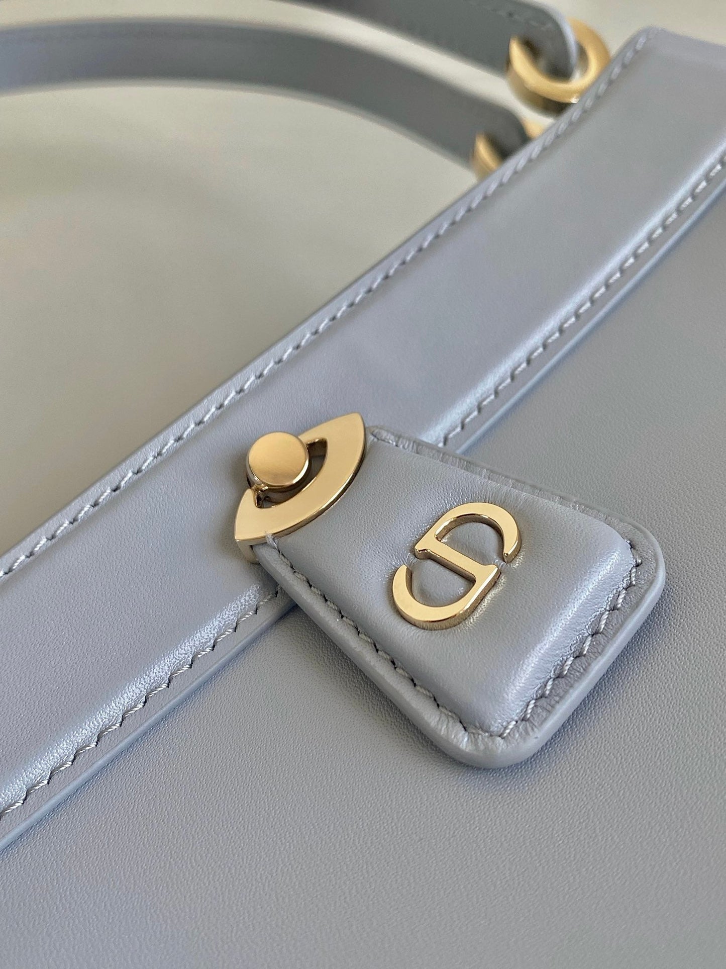 MEDIUM 22 KEY HANDBAG IN SKY BLUE CALFSKIN