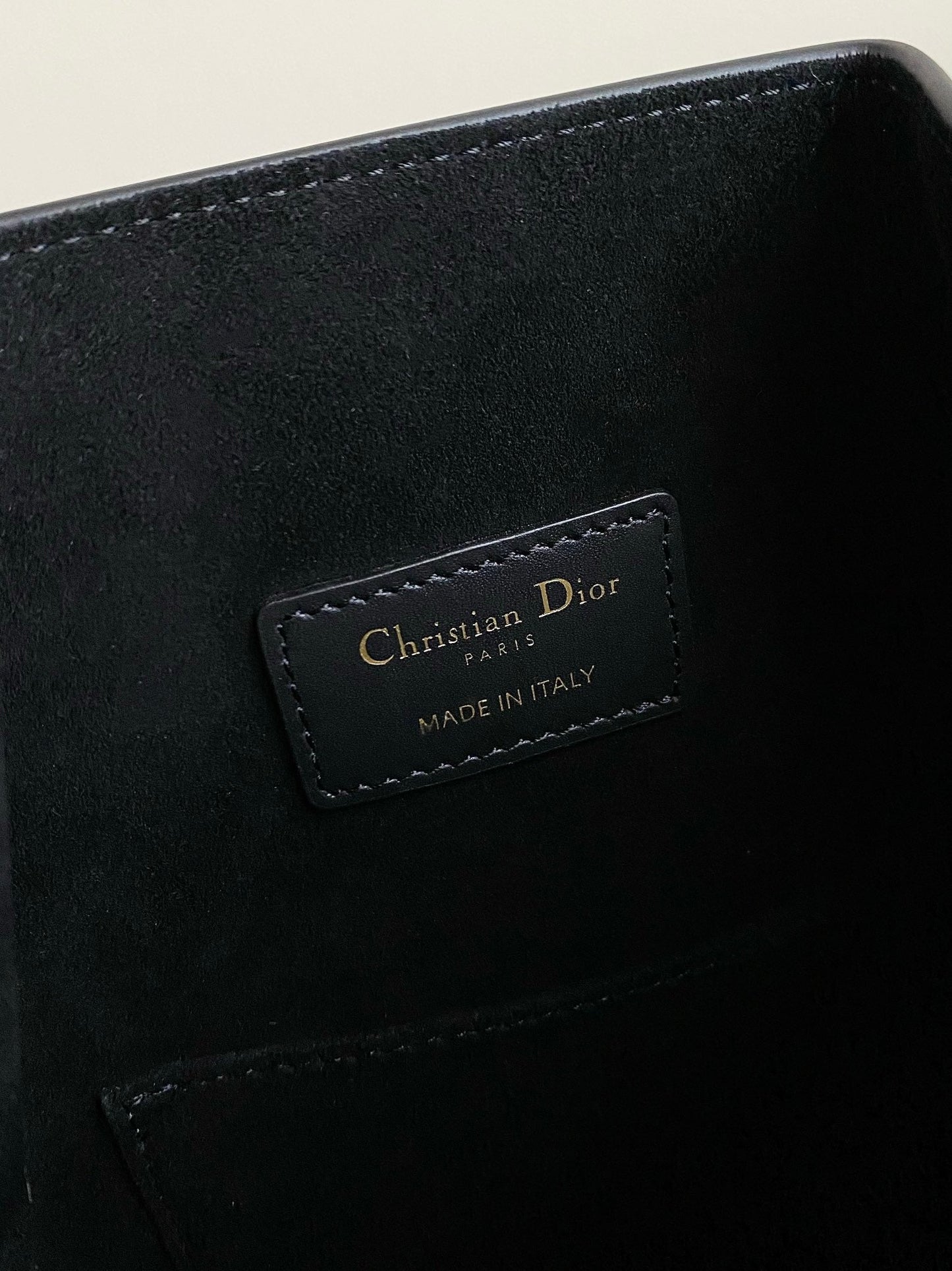 MEDIUM C'EST 24 IN BLACK CD-EMBOSSED CALFSKIN