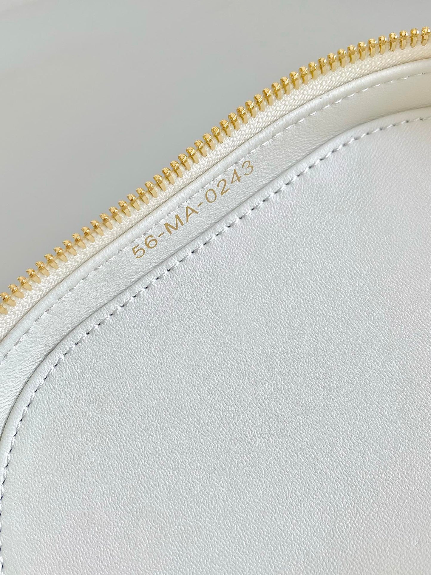 SIGNATURE VANITY 16 IN WHITE LAMBSKIN