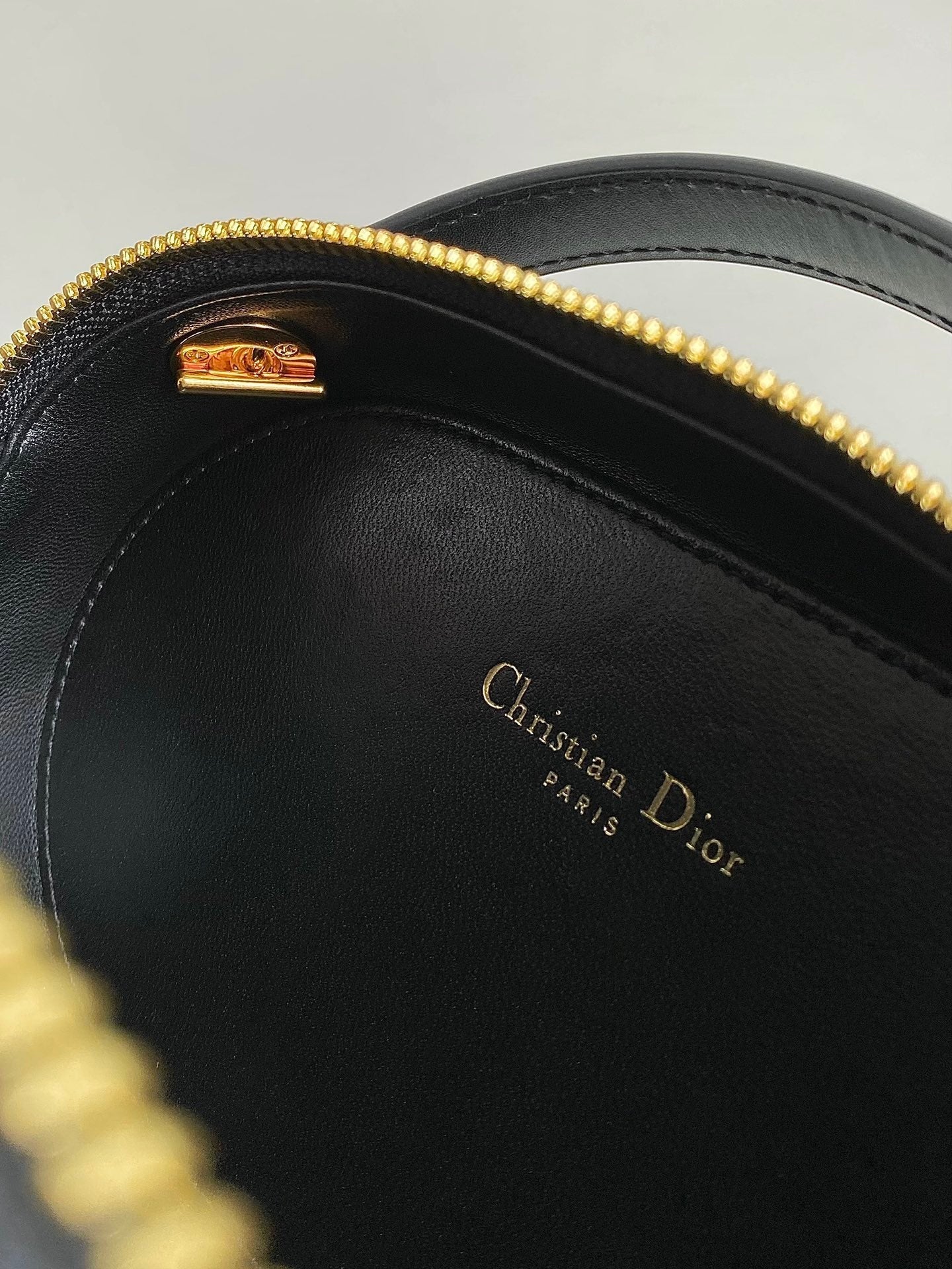 SIGNATURE 18 OVAL BAG IN BLACK CALFSKIN