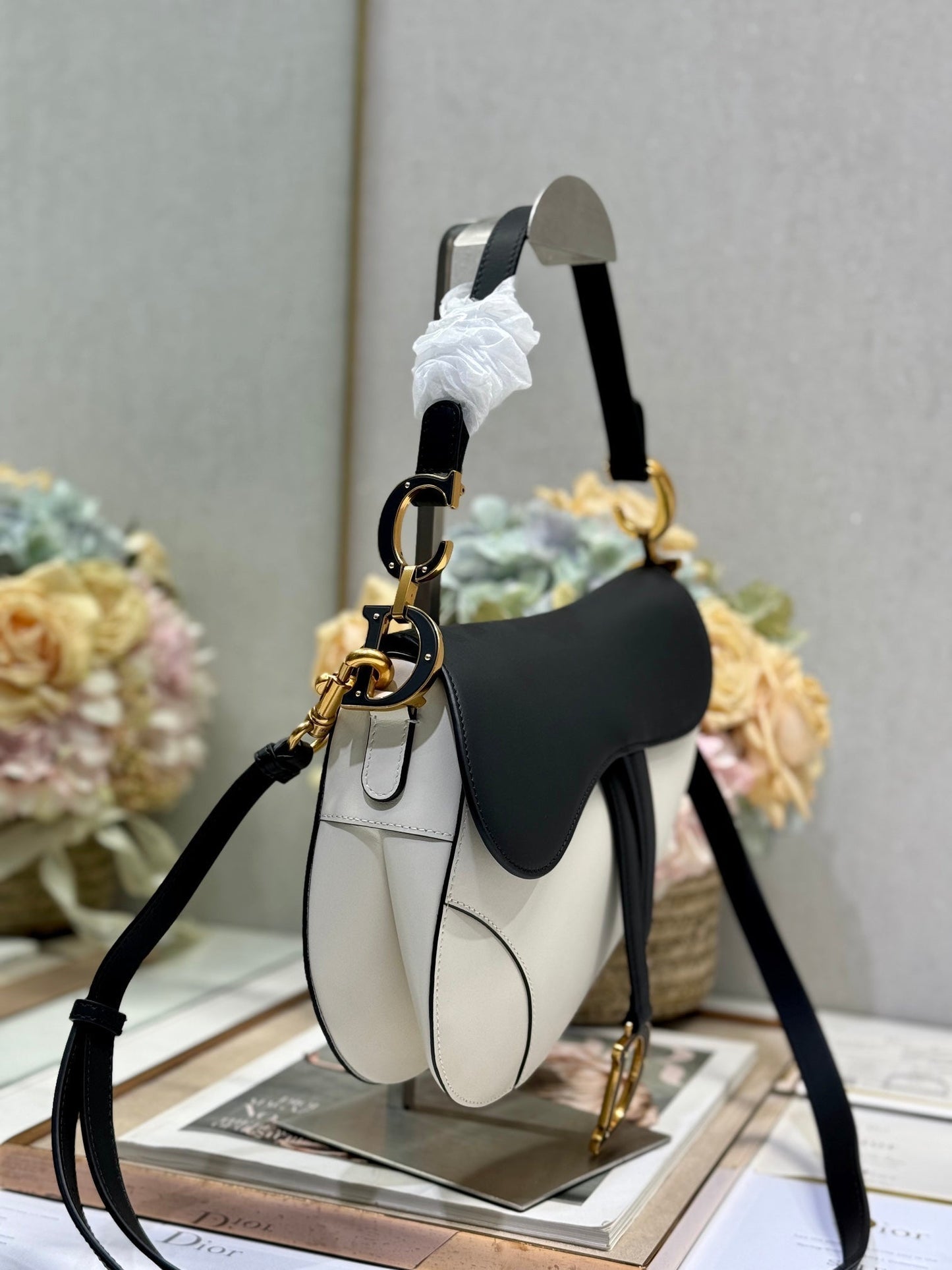 SADDLE BAG 25 WITH STRAP LATTE BLACK MIX WHITE GRAINED CALFSKIN