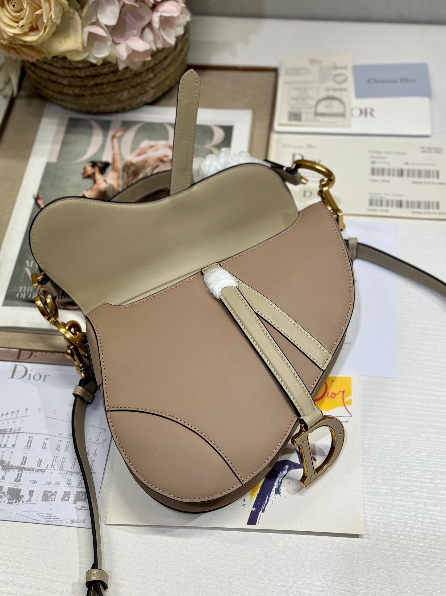 SADDLE BAG 25 WITH STRAP LATTE MEDIUM BROWN GRAINED CALFSKIN