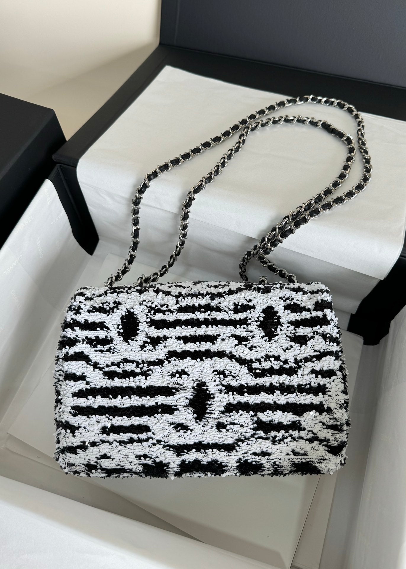 FLAP BAG 20 IN BLACK AND WHITE SAQUINS SILVER HARDWARE