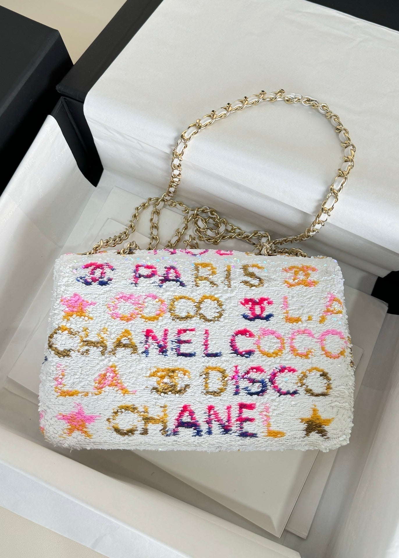 FLAP BAG 20 COLORFUL SAQUINS IN WHITE CALFSKIN GOLD HARDWARE