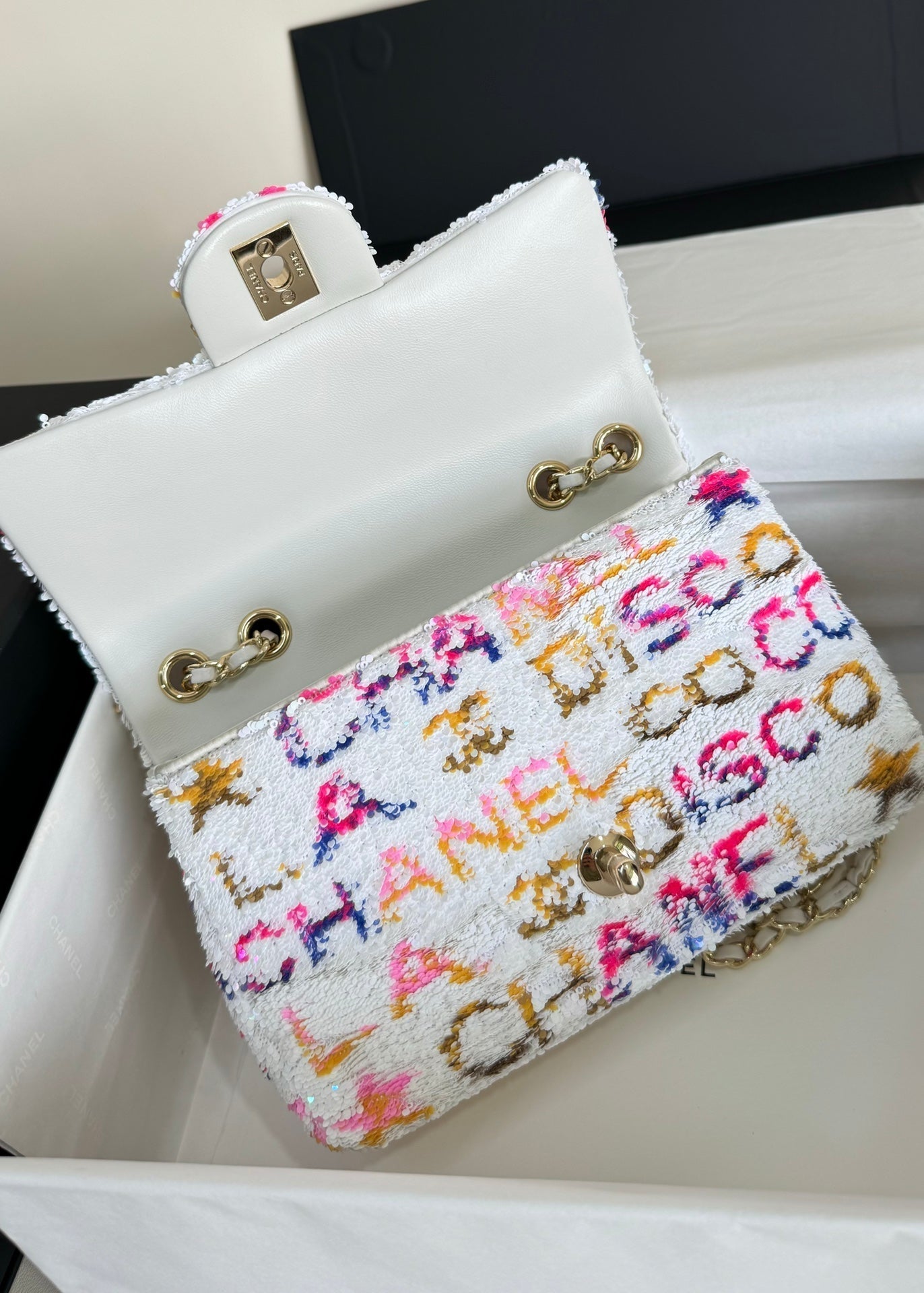 FLAP BAG 20 COLORFUL SAQUINS IN WHITE CALFSKIN GOLD HARDWARE