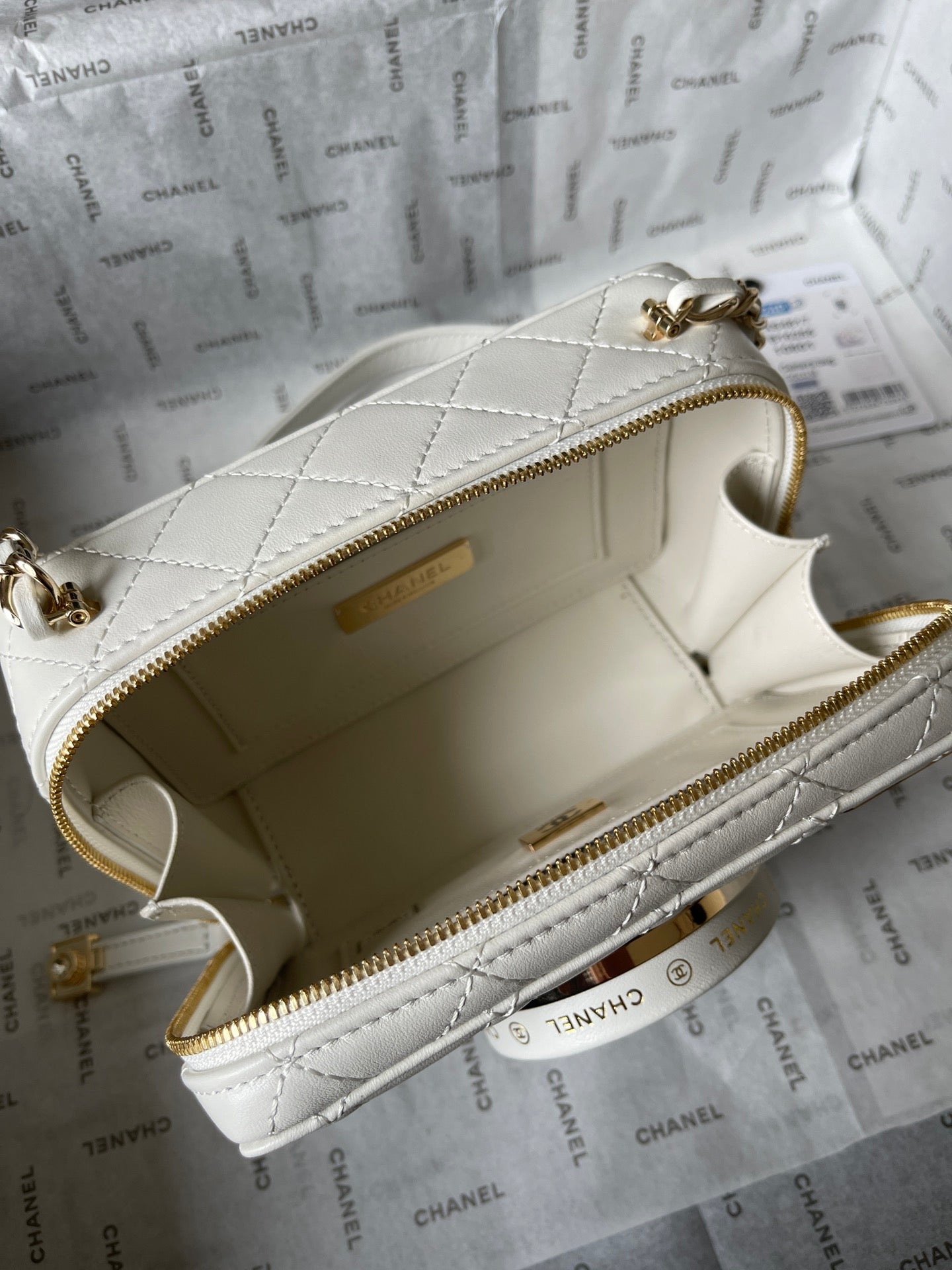 CC 16 CAMERA BAG IN WHITE CALFSKIN AND GOLD PLATED METAL