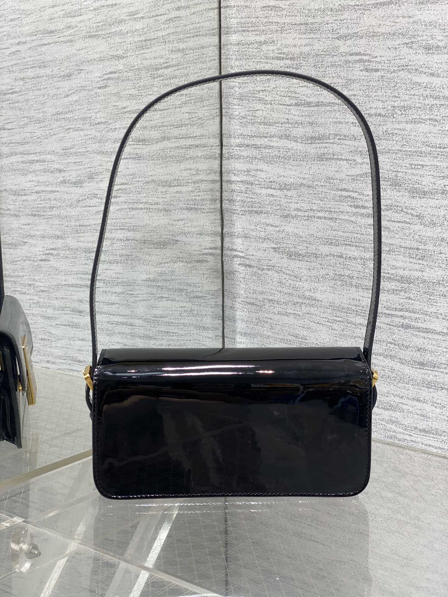 FLAP BAG 18 IN BLACK PATENT CALFSKIN