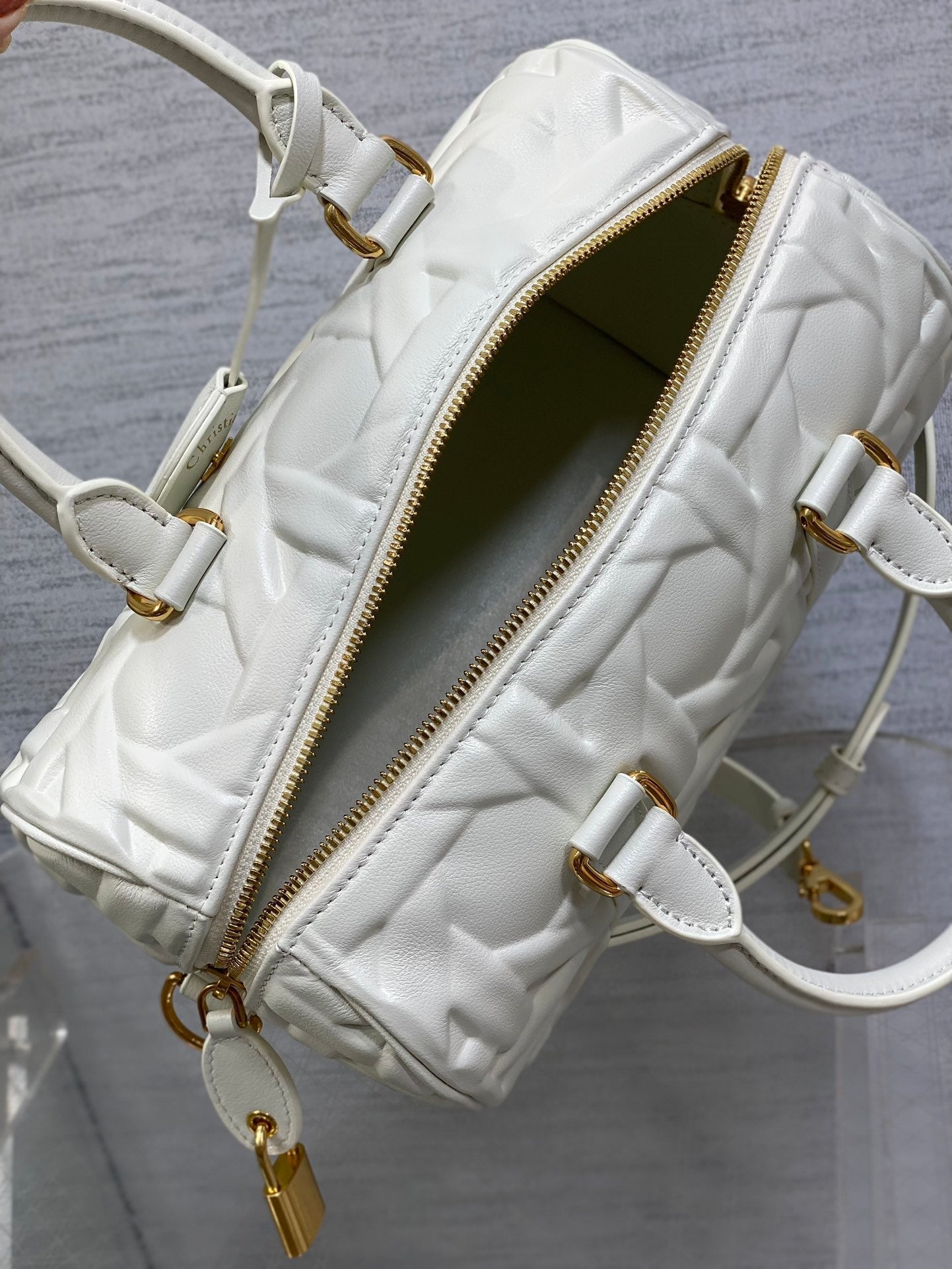 GROOVE 25 BAG IN WHITE MACROCANNAGE CALFSKIN WITH GOLD HARDWARE