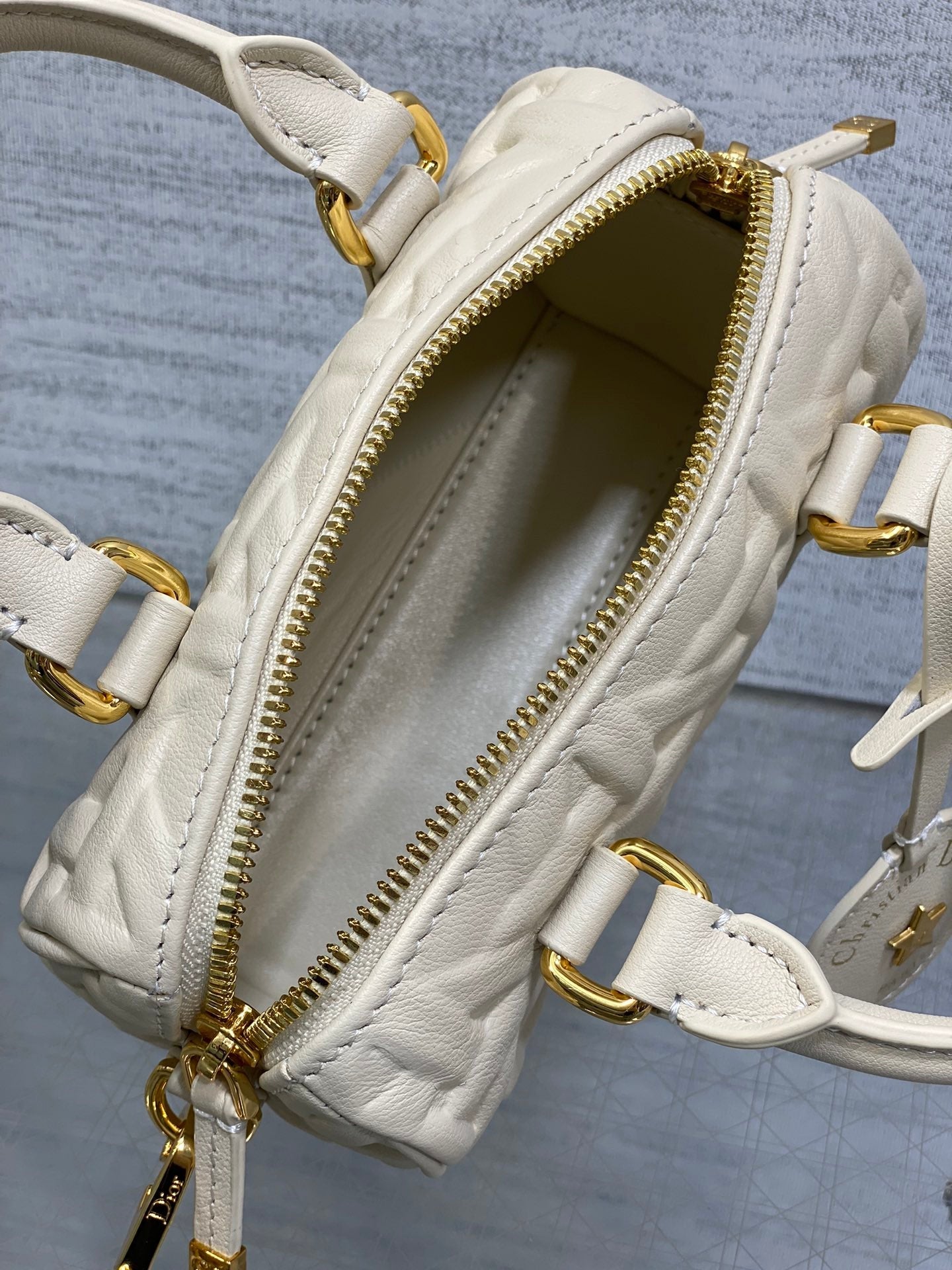 GROOVE 17 BAG IN WHITE CREAM MACROCANNAGE CALFSKIN WITH GOLD HARDWARE