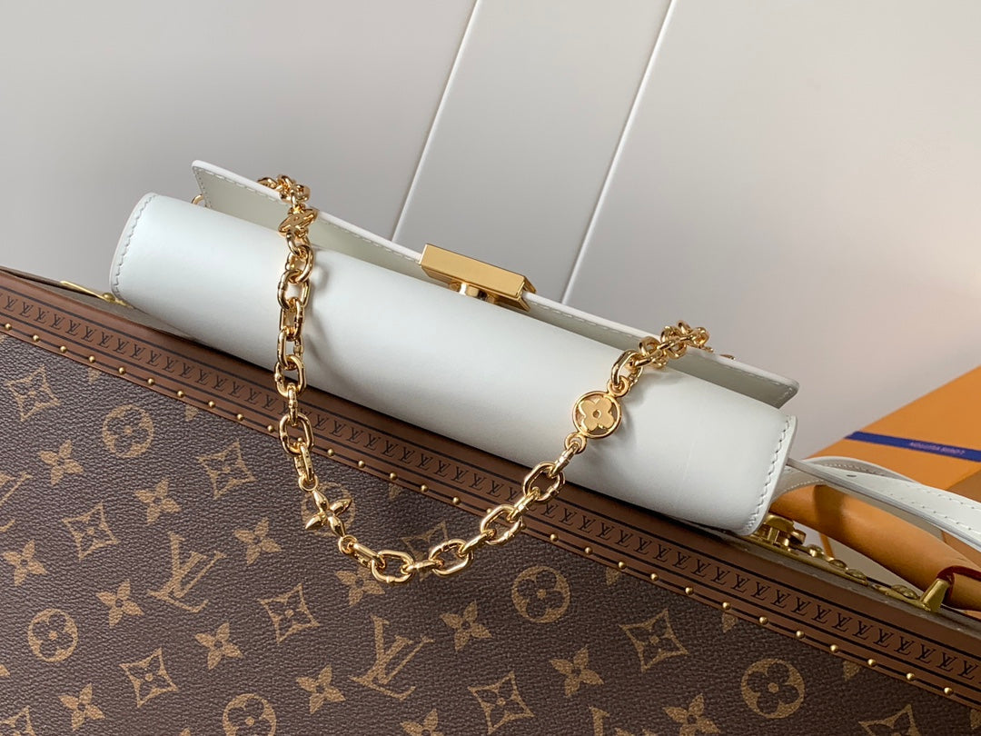 WALLET ON CHAIN CAPUCINES 23 IN WHITE SMOOTH CALFSKIN GOLD HARDWARE