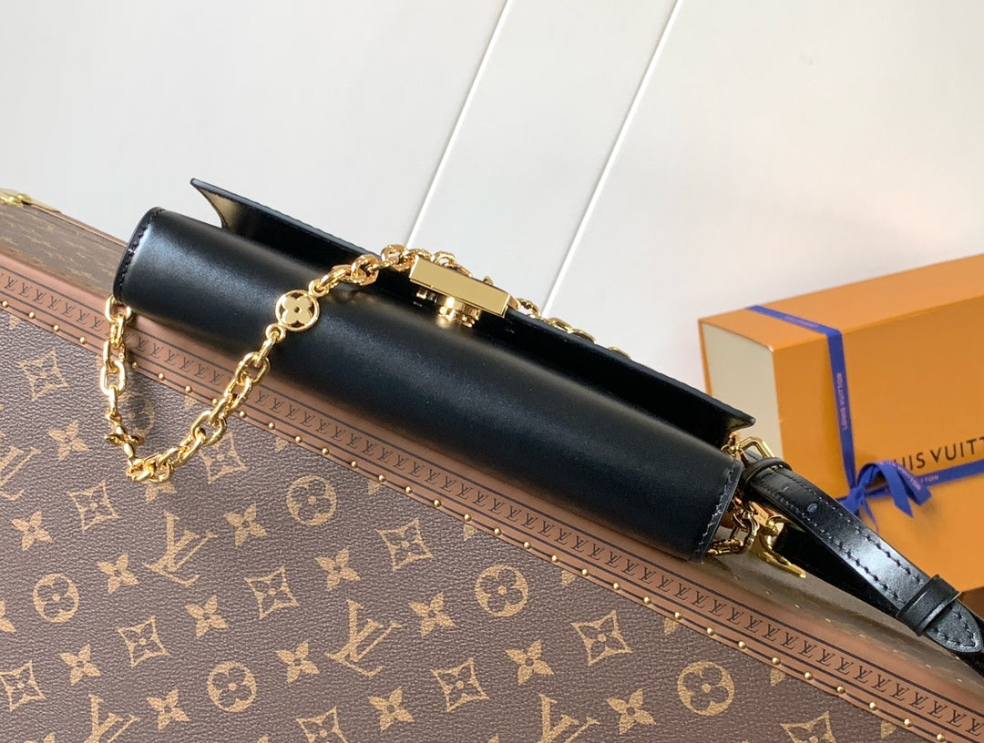 WALLET ON CHAIN CAPUCINES 23 IN BLACK SMOOTH CALFSKIN GOLD HARDWARE