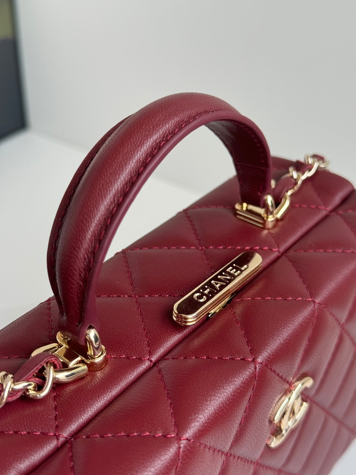 SMALL BOX BAG 18 IN BURGUNDY RED LAMBSKIN GOLD HARDWARE