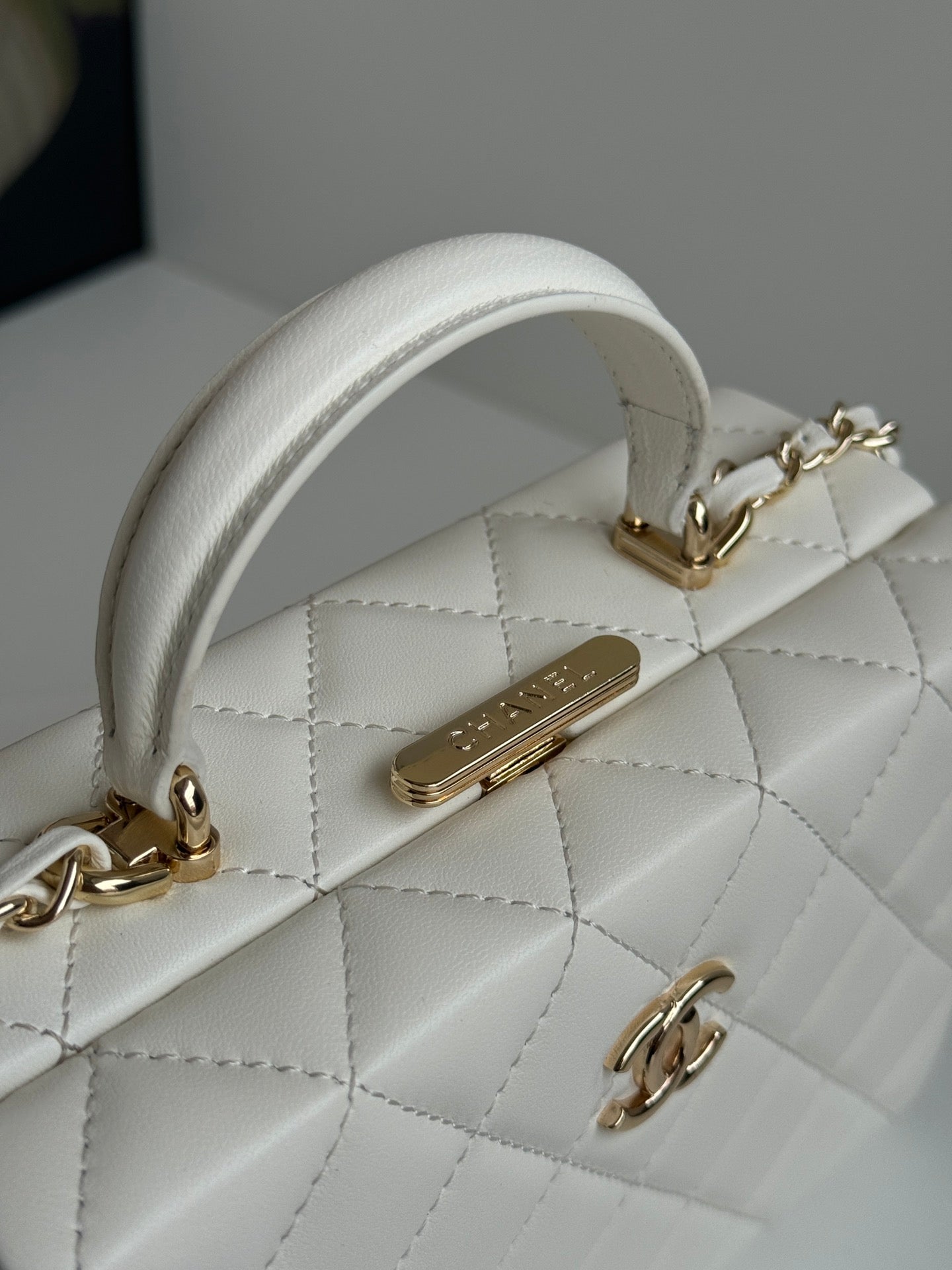 SMALL BOX BAG 18 IN WHITE LAMBSKIN GOLD HARDWARE