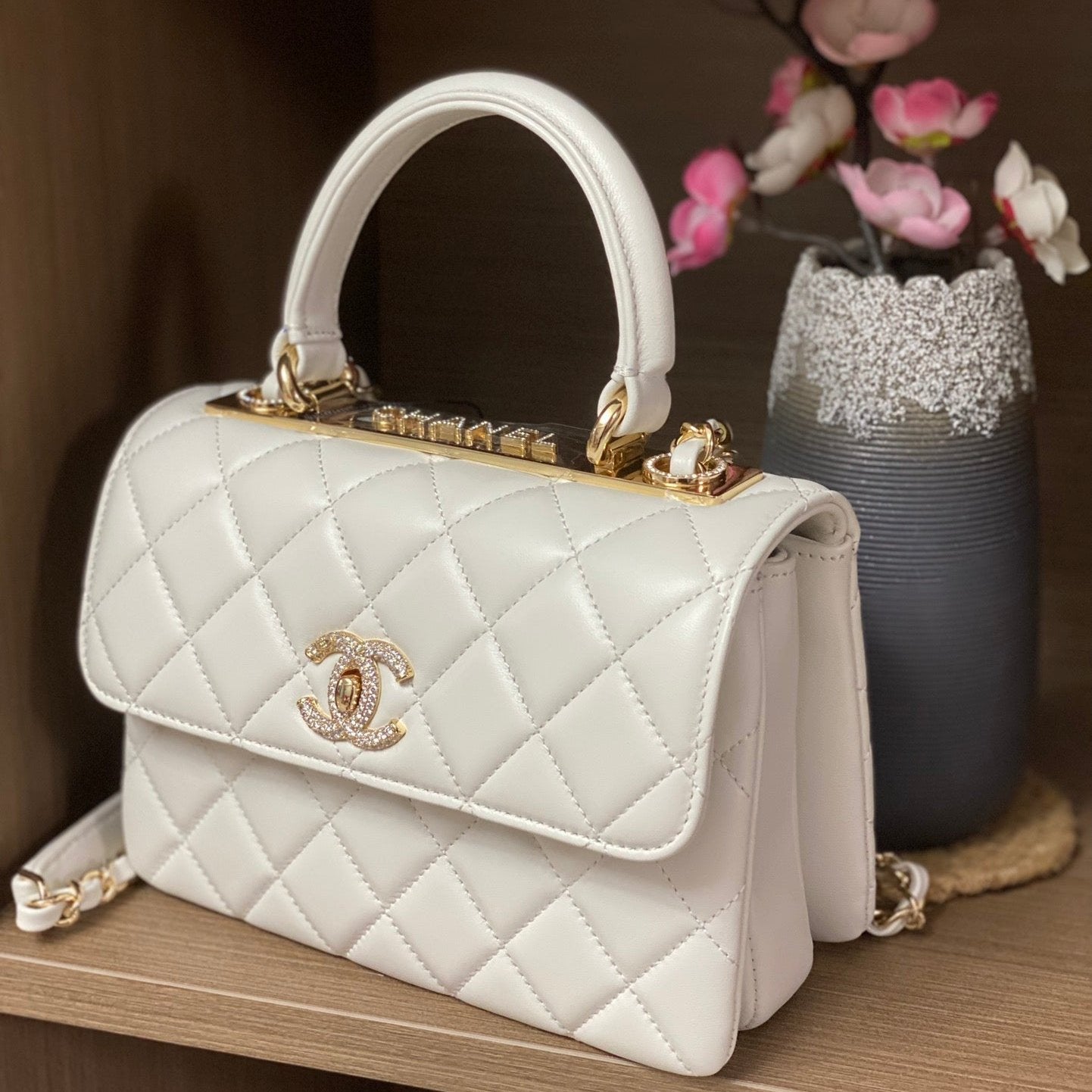 MINI FLAP BAG 19 IN WHITE CALFSKIN DIAMOND LOGO