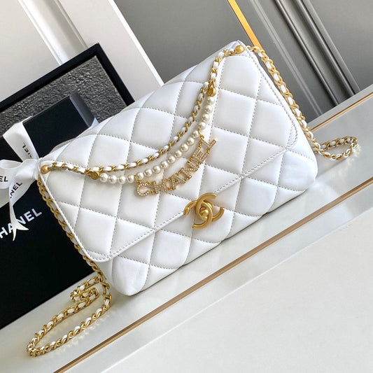 CC MEDIUM 22 FLAP BAG IN WHITE LAMBSKIN GOLD HARDWARE